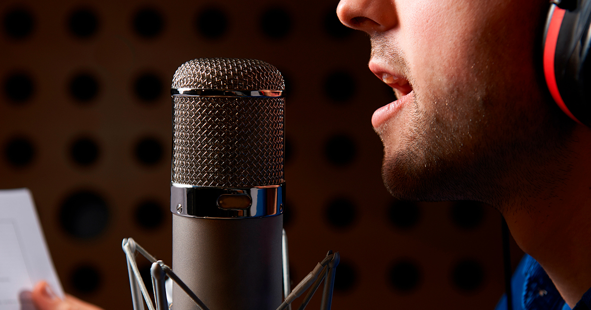 Дикторы заказать озвучку. Микрофон. Микрофон в студии. Студия звукозаписи микрофон. Человек с микрофоном.