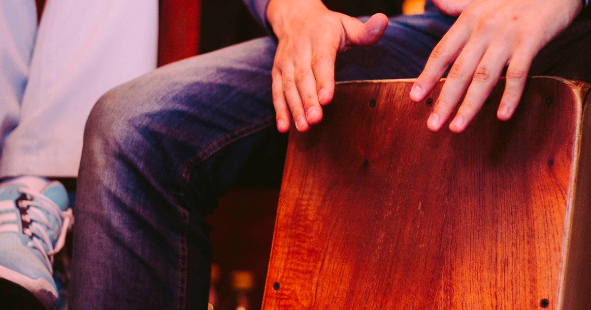 Conhece o cajón? Saiba tudo sobre esse instrumento peruano!