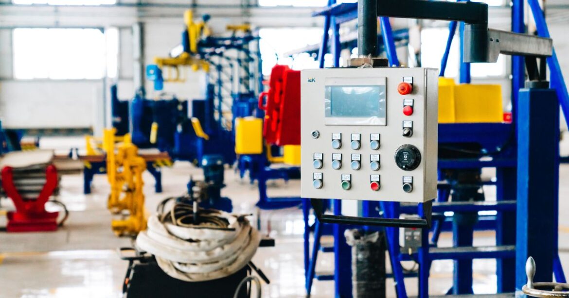 cabos de controle instalados em painel de automação industrial